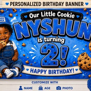 Może przedstawiać: Niebieski spersonalizowany baner urodzinowy z napisem Our Little Cookie NYSHUN is turning 2! HAPPY BIRTHDAY! Baner przedstawia dziecko w niebieskiej czapce i dżinsowych ogrodniczkach, otoczone ciasteczkami z czekoladą i niebieskimi balonami.