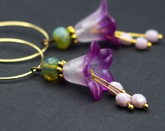 Boucles d'oreilles fleurs, créoles, violet et blanc, vert olive, fleurs, antique, vintage, noble, bijoux, violet, romantique, élégant, floral, tendance