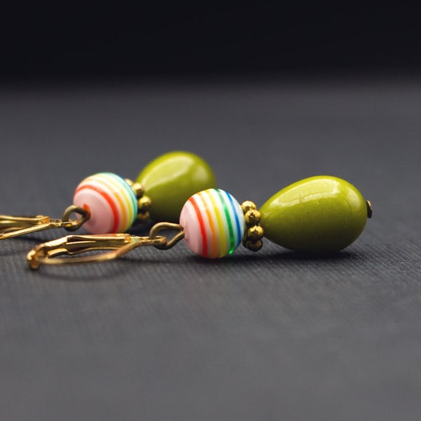 Boucles d'oreilles avec gouttes de perles vert olive, perles rayées aux couleurs de l'arc-en-ciel, couleur or