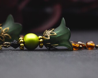 Forest green floral earrings with glass beads in spring green and amber, antique bronze, earrings, natural colors, vintage style, gift