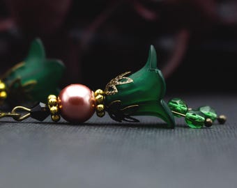 Green flower earrings with rose-colored glass beads, antique bronze and gold, boho drop earrings, vintage jewelry, romantic, gift for women