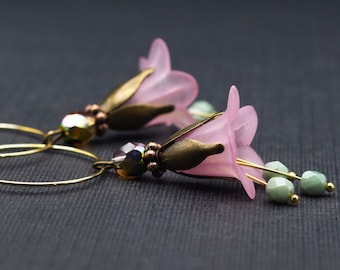 earrings, hoop earrings with flowers, pink and lime green, boho, party, gift, floral, floral, women, elegant, stylish, trendy, nature
