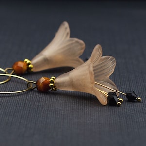 Hoop earrings with flowers in beige brown, floral, earrings, gold-colored, boho flower earrings, bellflower earrings