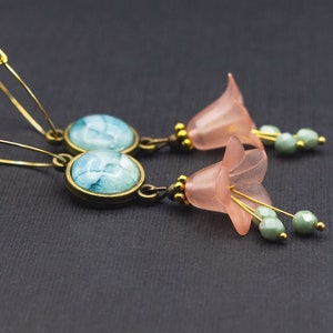 Hoop earrings with flowers in pink, floral, earrings, gold colored, boho flower earrings, bellflower earrings, lime green