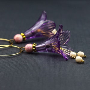 Hoop earrings with flowers in purple, floral, earrings, gold colored, boho flower earrings, bluebell earrings