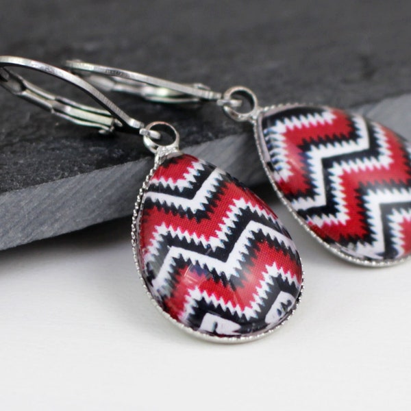 Boucles d'oreilles avec motif zigzag, noir, rouge et blanc, pendentif larme, nordique, bijoux, argent, bijoux en verre, noble