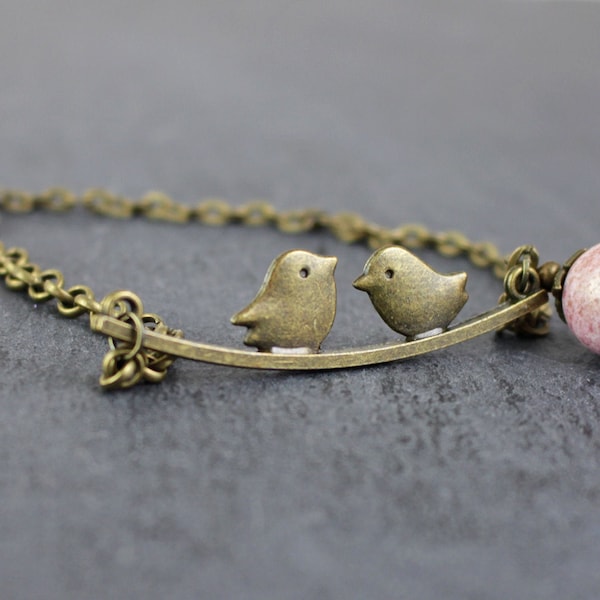 Bracelet avec oiseaux, bronze antique, perle marbrée de rose