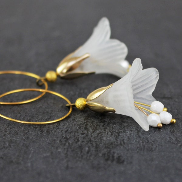 Pendientes de aro con flores en blanco, floral, pendientes, dorado, boda, bisutería nupcial