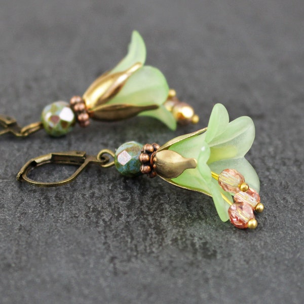 Blütenohrringe lindgrün apricot Glockeblumen romantische Ohrhänger Schmuck für Frauen Geschenk