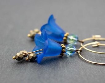 Pendientes de aro con flores, azul y dorado, bronce antiguo, románticos, bohemios, de fiesta, regalo, florales, para mujer, elegantes, azul rey.