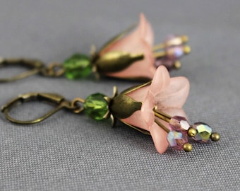 Boucles d'oreilles, fleurs, rose et vert olive, bronze antique, romantique, boho, fête, cadeau, fleurs, floral, femme, élégant, élégant