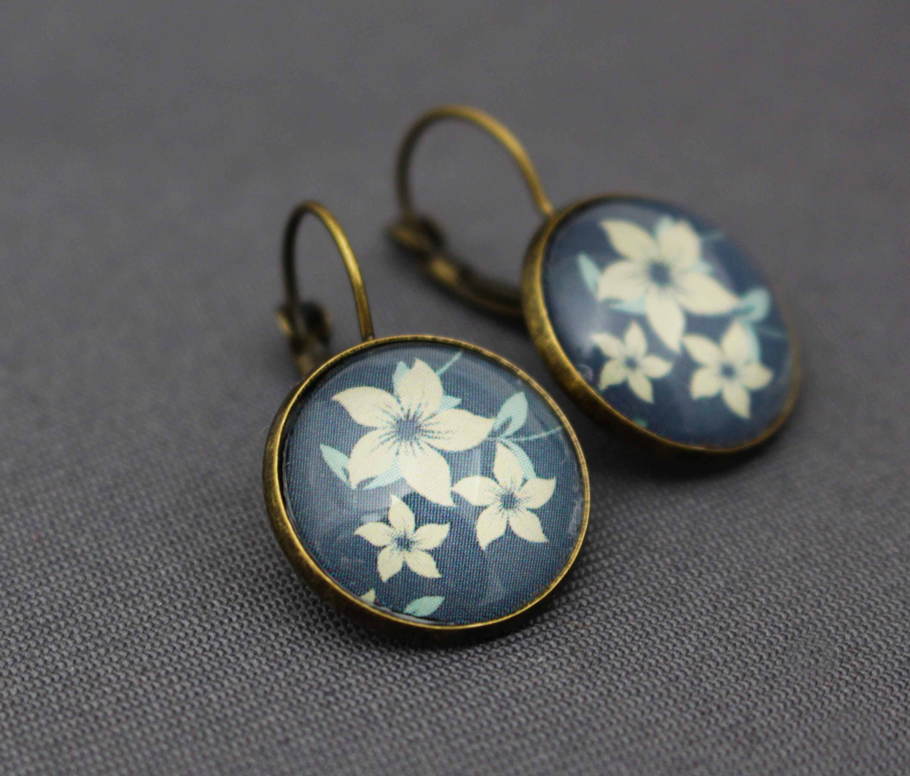 Stud earrings with flowers, shabby, flowers, blue, cream, boho, antique bronze, vintage, wedding, floral, bridal jewelry, bride, glass