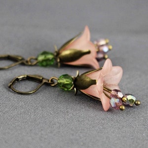 Ohrringe, Blüten, rosa und olivgrün, antik bronze, romantisch, boho, Party, Geschenk, Blumen, floral, Frauen, elegant,stylisch, trendy Bild 2