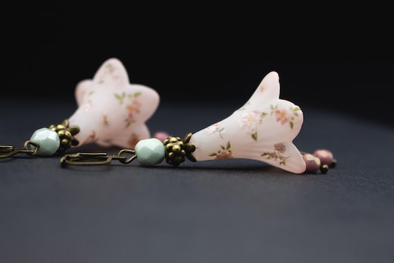 Boucles d&#39;oreilles à fleurs roses avec motif rose – bijoux vintage romantiques de style maison de campagne, boucles d&#39;oreilles florales pour