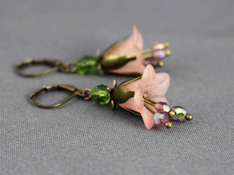 Ohrringe, Blüten, rosa und olivgrün, antik bronze, romantisch, boho, Party, Geschenk, Blumen, floral, Frauen, elegant,stylisch, trendy Bild 1