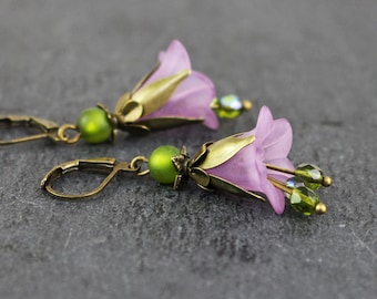 Earrings with flowers in lilac and pearls in olive green