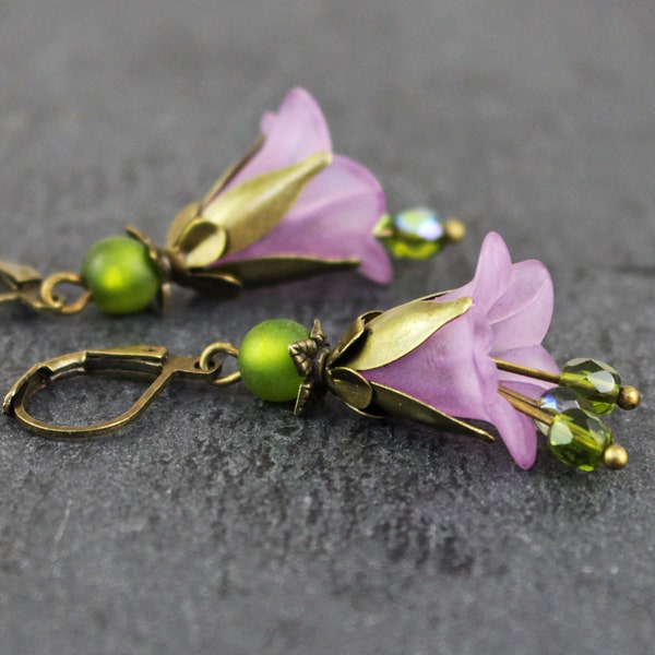 Boucles d'oreilles avec fleurs en lilas et perles en vert olive