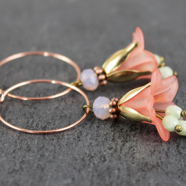 Boucles d'oreilles avec fleurs, créoles, pétales en rose, abricot, floral