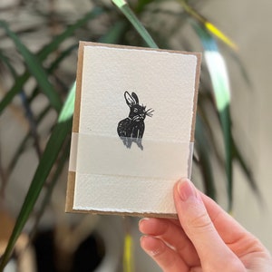 Carte faite main vierge Lino imprimée - Carte postale lapin - Carte pour notes en papier recyclé - Art lapin imprimé à la main - Enveloppe Kraft
