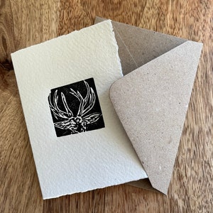Carte faite main vierge lino imprimée - Carte postale cerf - Carte pour notes en papier recyclé - Caribou imprimé à la main - Enveloppe Kraft