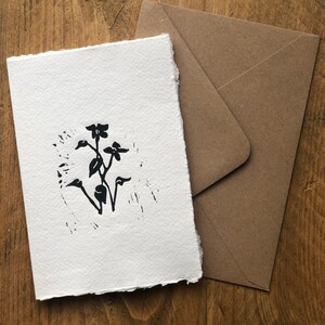 Carte faite main vierge lino imprimée - carte postale fleur - carte pour notes en papier recyclé - fleurs imprimées à la main - enveloppe Kraft