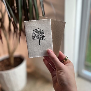 Carte faite main vierge lino imprimée - carte postale ginkgo - carte pour notes en papier recyclé - feuille imprimée à la main - enveloppe Kraft