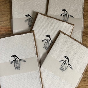 Lot de 5 - Cartes vierges faites main lino imprimées - Carte postale pingouin de Noël - Carte pour notes en papier recyclé - Adélie imprimée à la main