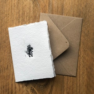 Carte faite main vierge lino imprimée - carte postale dinosaure - carte pour notes en papier recyclé - dinosaure imprimé à la main - enveloppe Kraft