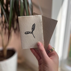 Carte faite main vierge lino imprimée - Carte postale en érable - Carte pour notes en papier recyclé - Samara imprimée à la main - Enveloppe Kraft