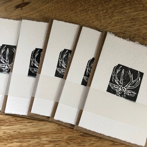 Lot de 5 - Cartes vierges faites main lino imprimées - Carte postale cerf de Noël - Cartes pour notes en papier recyclé - Caribous imprimés à la main