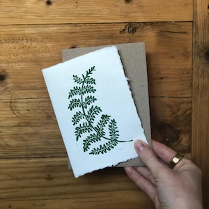 Carte faite main vierge lino imprimée - carte postale fougère verte - carte pour notes en papier recyclé - plante imprimée à la main - art forestier - estampée - enveloppe Kraft