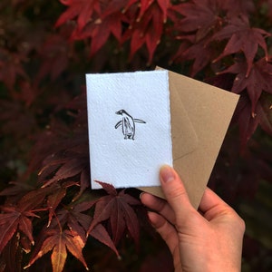 Carte faite main vierge Lino imprimée - Carte postale pingouin - Carte pour notes en papier recyclé - Adélie imprimée à la main - Enveloppe Kraft