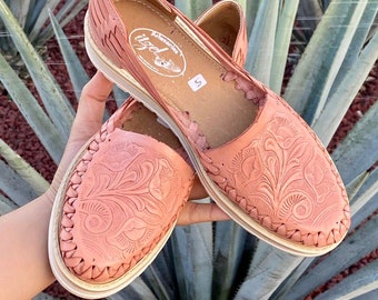 Huarache mexicain floral gravé avec semelle confortable. Chaussure en cuir mexicaine. Chaussure Rose Rose Huarache. Mode huarache. Appartements Pour Femme.
