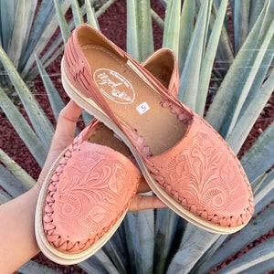 ENGRAVED Floral Mexican Huarache with COMFORTABLE SOLE. Mexican Leather Shoe. Pink Rose Huarache Shoe. Huarache fashion.  Flats For Woman.
