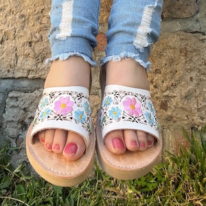 SLIP ON SANDALS embroidered. Mexican leather slip. Fashion sandals. Floral sandals. Traditional Huarache from Mexico