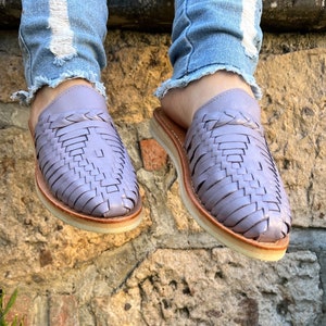 SLIP ON Leather SANDALS color Purple. Mexican Handmade Huaraches. Mexican Leather Shoes. Mexican gifts. Mexican Style Shoes.