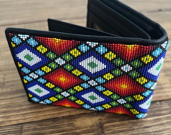 BILLETERA de CUERO HUICHOL, Chaquiras micro bordadas a mano sobre Cartera,  Regalos mexicanos, Arte mexicano, Cartera de chaquira