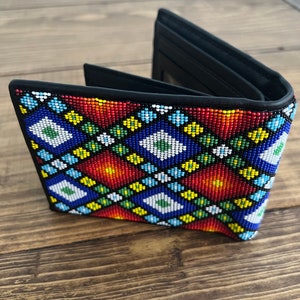 BILLETERA de CUERO HUICHOL, Chaquiras micro bordadas a mano sobre Cartera, Regalos mexicanos, Arte mexicano, Cartera de chaquira