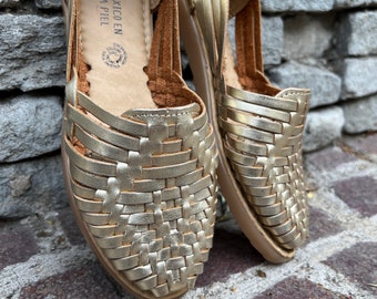 Mexicaanse gouden lederen schoenen. Schoenen in Mexicaanse stijl. Gouden Huarache. Huarache-mode. Comfortabele flats voor dames.