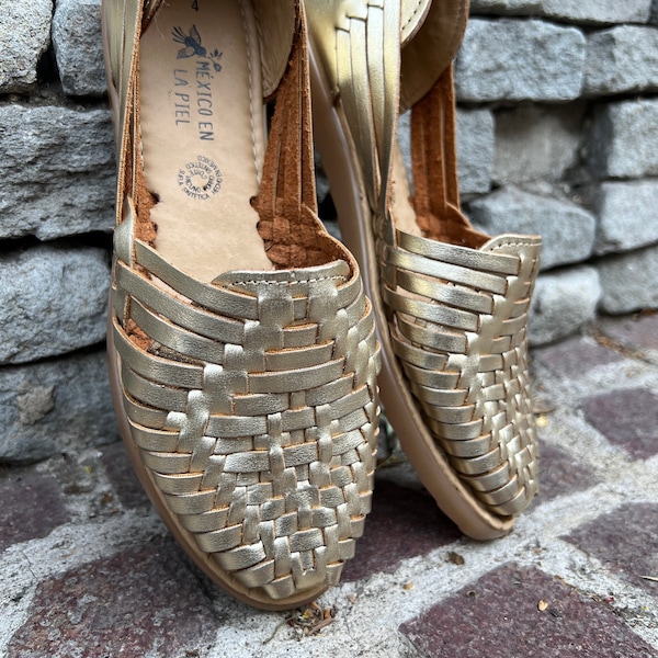 Mexican Gold Leather Shoes. Mexican Style Shoes. Gold Huarache. Huarache fashion. Comfortable Flats For Woman.