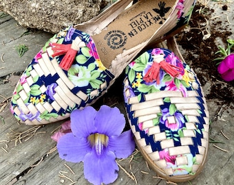 Appartements confortables pour femme. Chaussures d'été. Huarache artisanale mexicaine. Chaussures en cuir mexicain. Huarache florale. Mode huarache.