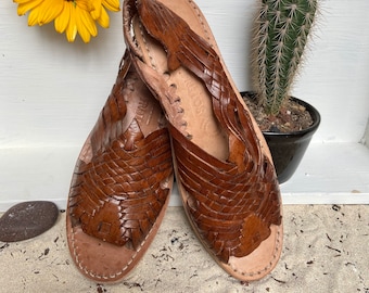Sandales artisanales à bout ouvert. Appartements mexicains en cuir. Sandales marron clair. Jolies sandales d'été. Chaussures à enfiler. Chaussures toutes tailles.