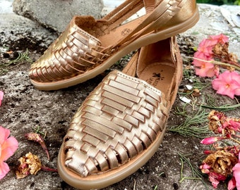 Sandalias Huarache de cuero sin cordones en oro rosa. Sandalias Mexicanas de Cuero. Huarache de oro rosa. Moda huarache. Pisos cómodos para mujer.