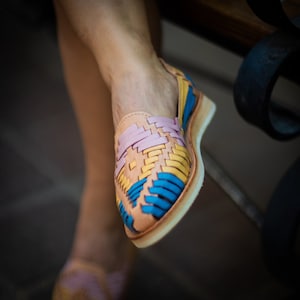 WOMANS LEATHER SANDALS. Mexican Artisanal Huaraches. Mexican Leather Shoes. Mexican Gifts. Mexican Style Shoes. Comfortable Flats.