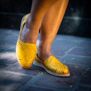 YELLOW LEATHER Womans SANDALS. Mexican Artisanal Huaraches. Mexican Leather Shoes. Fashion Huaraches. Mexican Gifts. Comfortable Flats