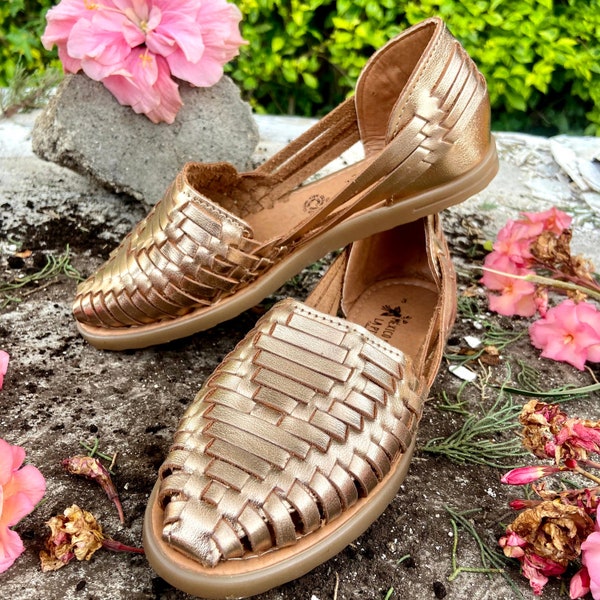 Pink Gold Slip on Leather Huarache Sandals. Mexican Leather Sandals. Rose Gold Huarache. Huarache fashion. Comfortable Flats For Woman.