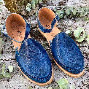 Blaue mexikanische handwerkliche Schuhe mit bequemer Sohle. Mode Sandalen mit Pfingstrose. Mexikanische Lederschuhe. Sommer Huarache