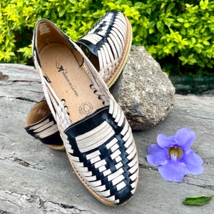 Mexican Leather Huarache. Mexican Leather Shoe. Black And Natural Huarache. Huarache fashion. Mexican shoe. Comfortable Flats For Woman.