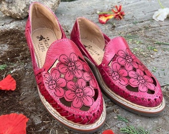 FLOWER Mexican LEATHER Huarache SANDALS. Mexican Leather Shoe. Red Huarache. Huarache fashion. Mexican Shoe. Comfortable Flats For Woman.
