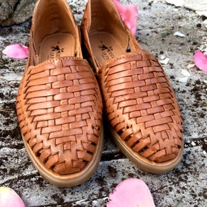 Huarache color canela. Sandalias de piel color nuez. Zapatos de piel mexicanos. Zapatos estilo mexicano. Zapatos planos cómodos para mujer.